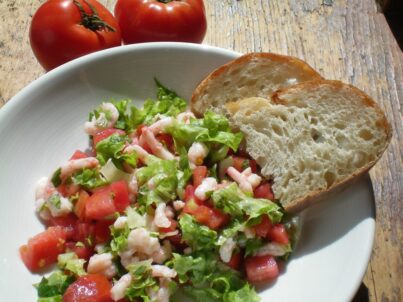 Salade de crevettes nordiques aux tomates