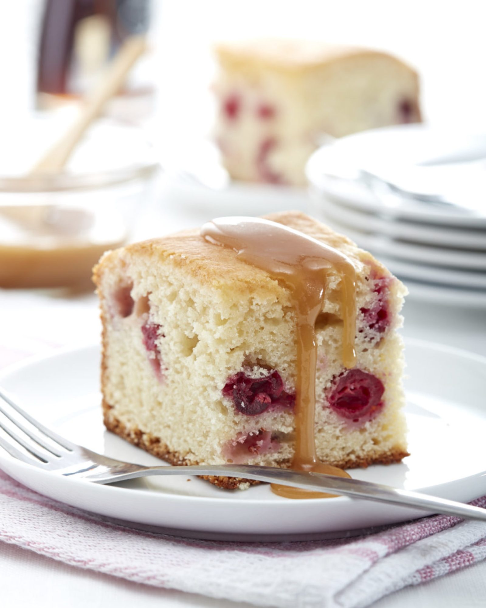 Gâteau aux canneberges sauce à l’érable