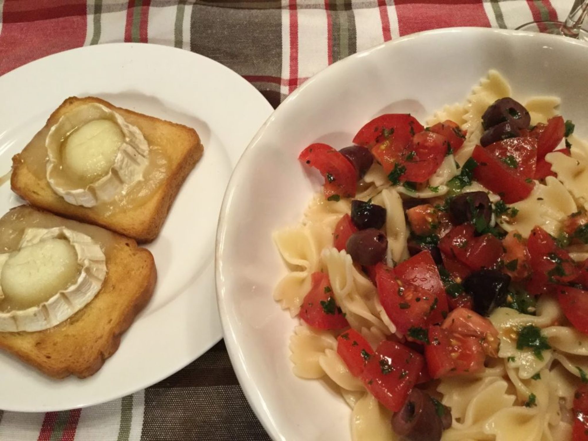 Farfalles tièdes aux tomates fraîches