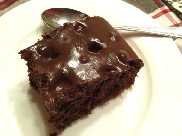 Gâteau *poke* au chocolat