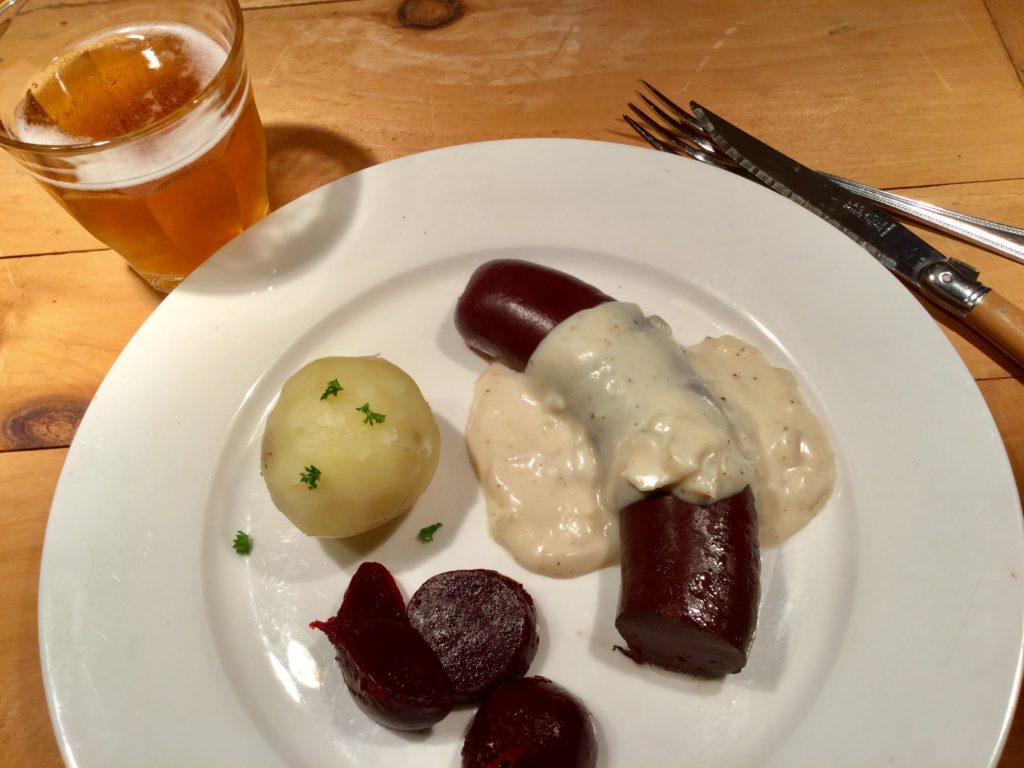 Black pudding with white onion sauce