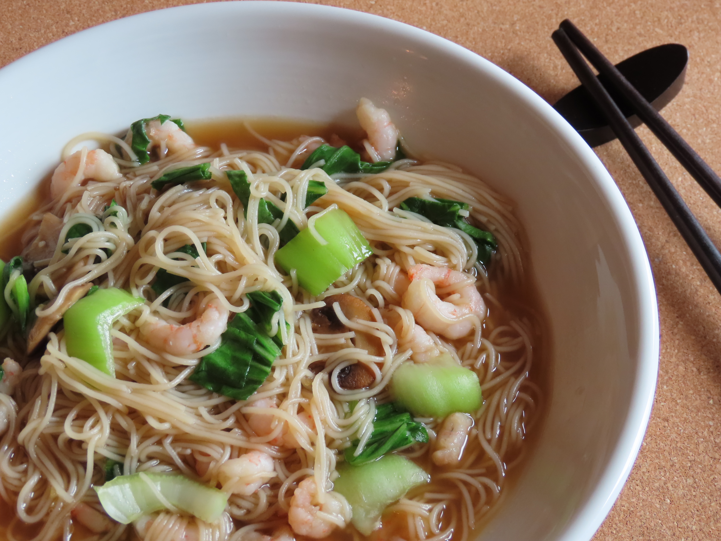 Soupe asiatique aux crevettes dans l'Instant Pot